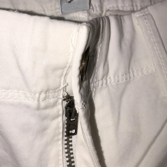 Old Navy size 10 white cuffed shorts; new with tag - Picture 2 of 5